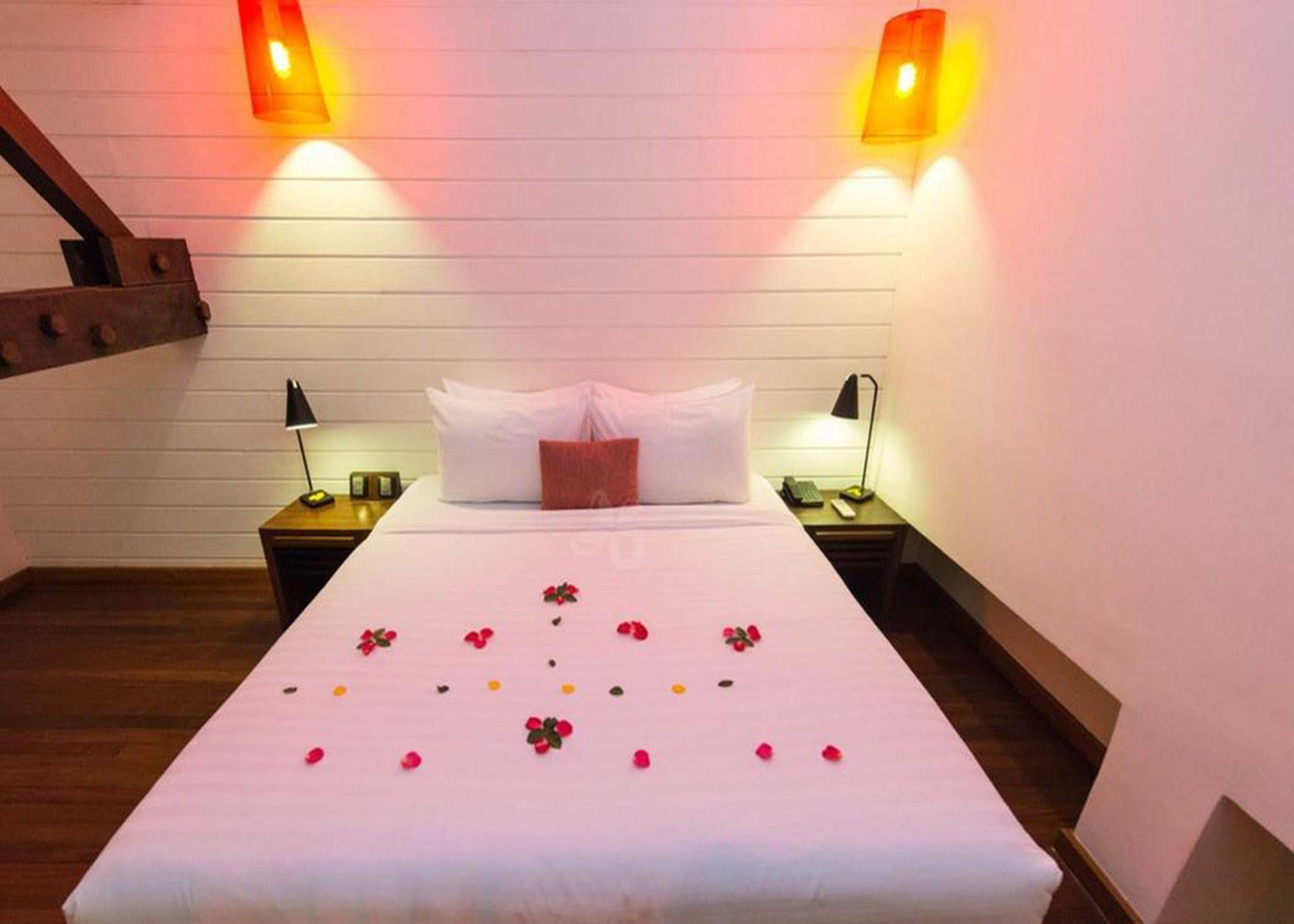 The Loft Hotel Downtown Янгон Экстерьер фото